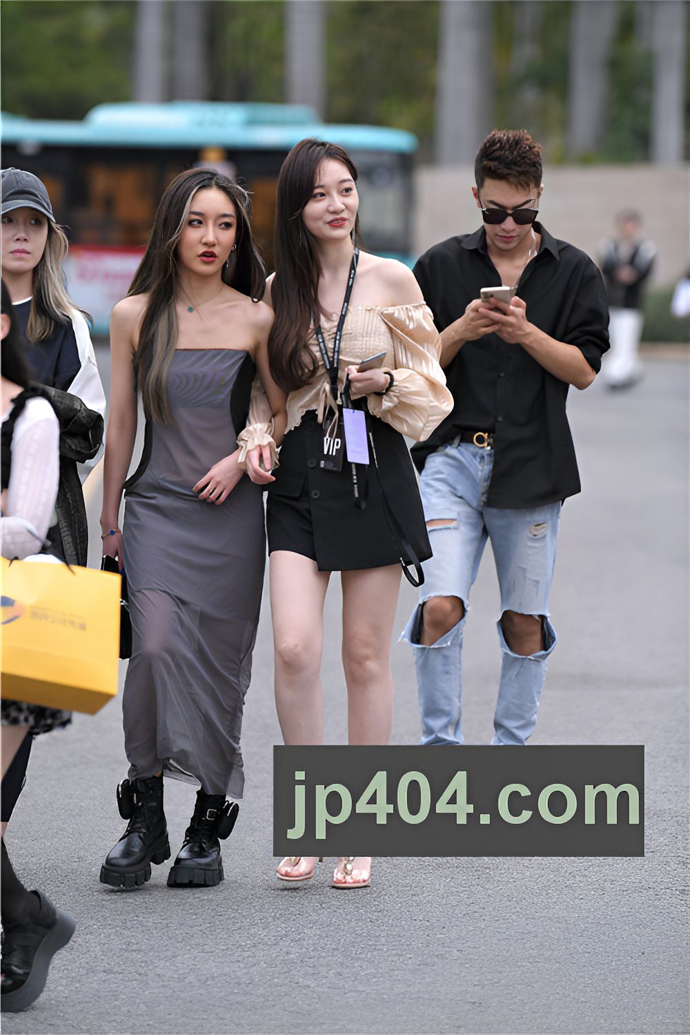 一字抹胸装白嫩美女【套图+视频】