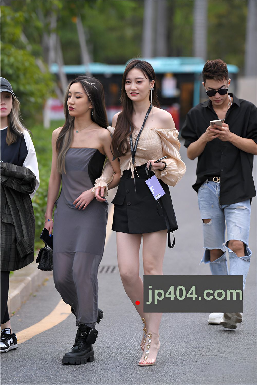 一字抹胸装白嫩美女【套图+视频】