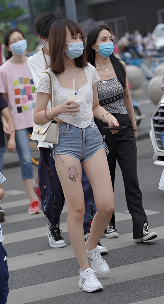 腿上有纹身的牛仔热裤小姐姐【套图+视频】 腿上有纹身的牛仔热裤小姐姐【套图+视频】