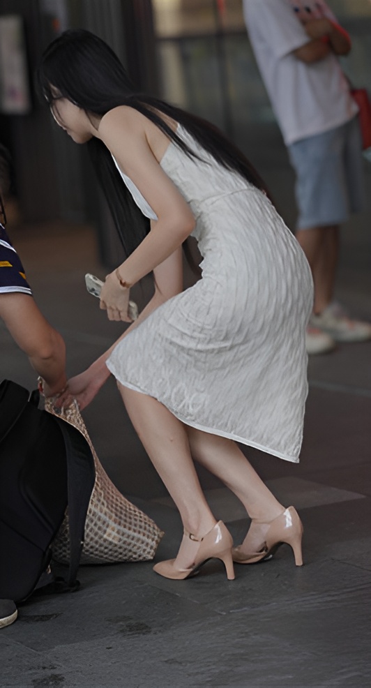 街拍长发连体裙美女【套图+视频】