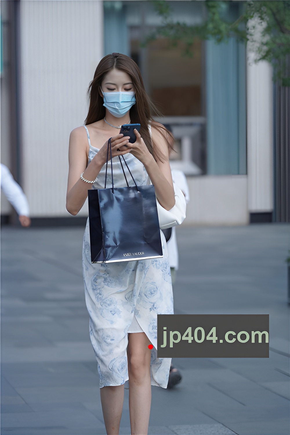 街拍吊带长裙美女【套图+视频】