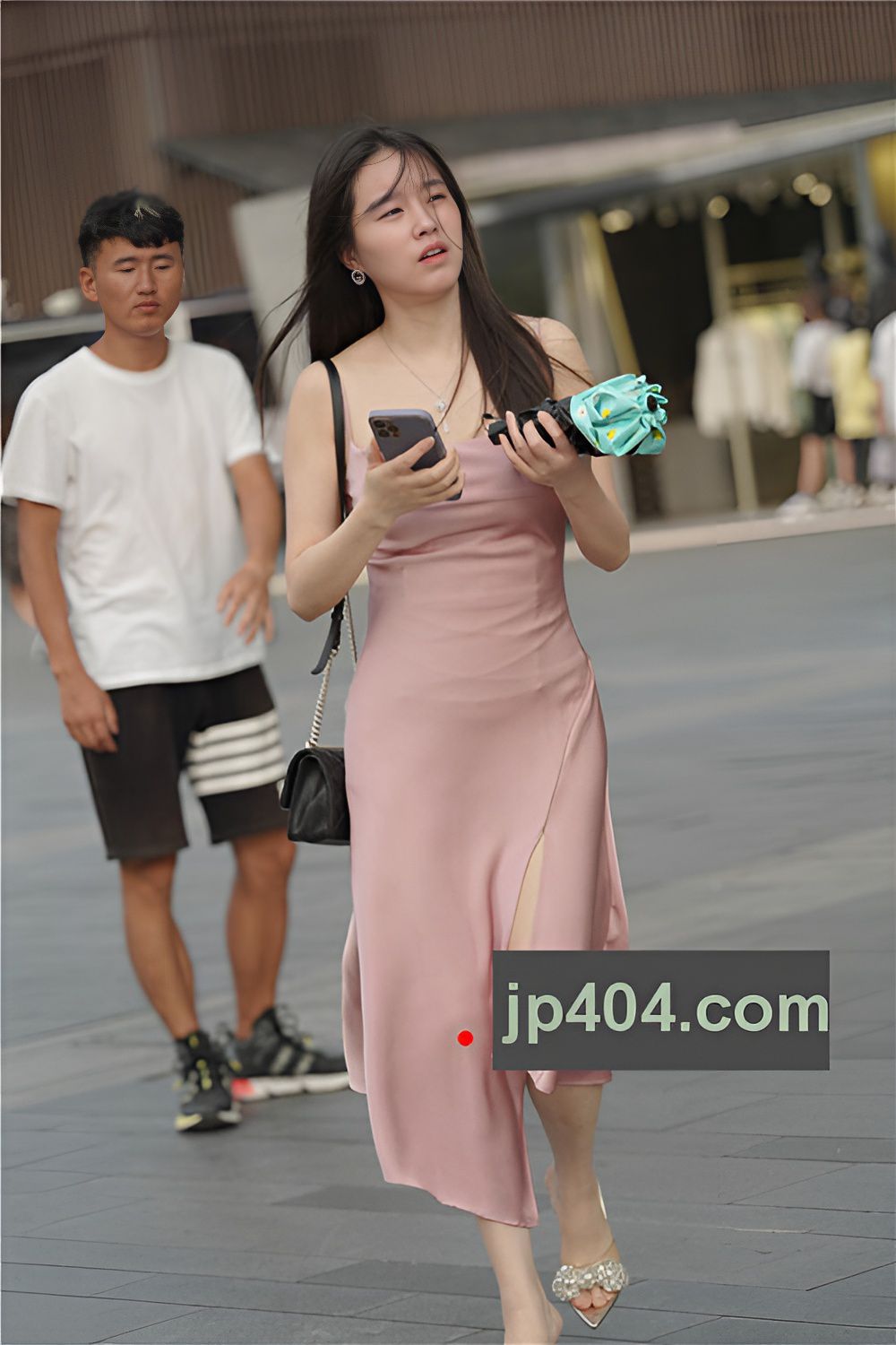 性感的吊带粉色长裙美女【套图+视频】