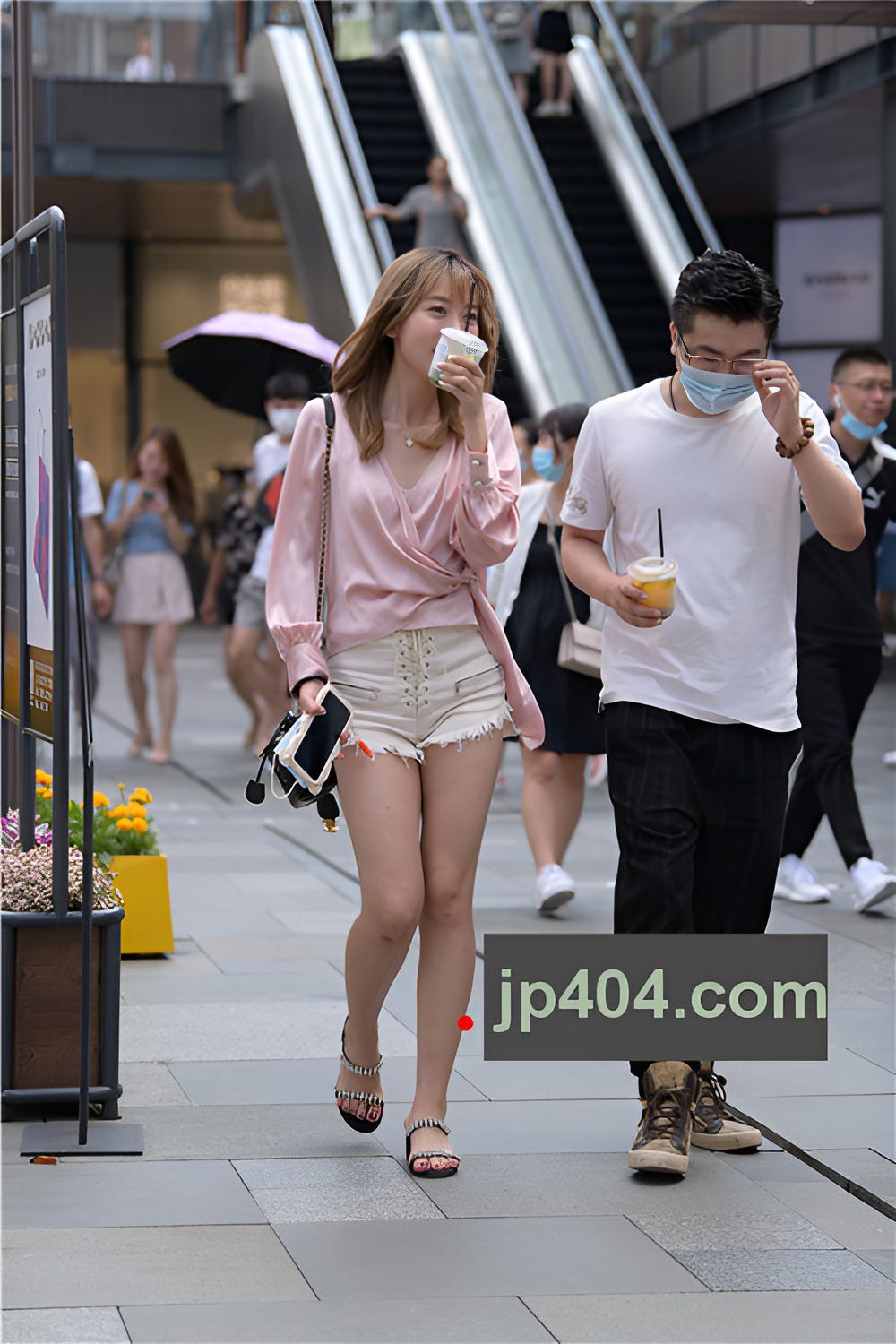 白色热裤妹子(43P)[945M/JPG]