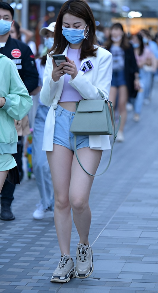 玩手机的热裤小姐姐(19P)[302G/JPG]