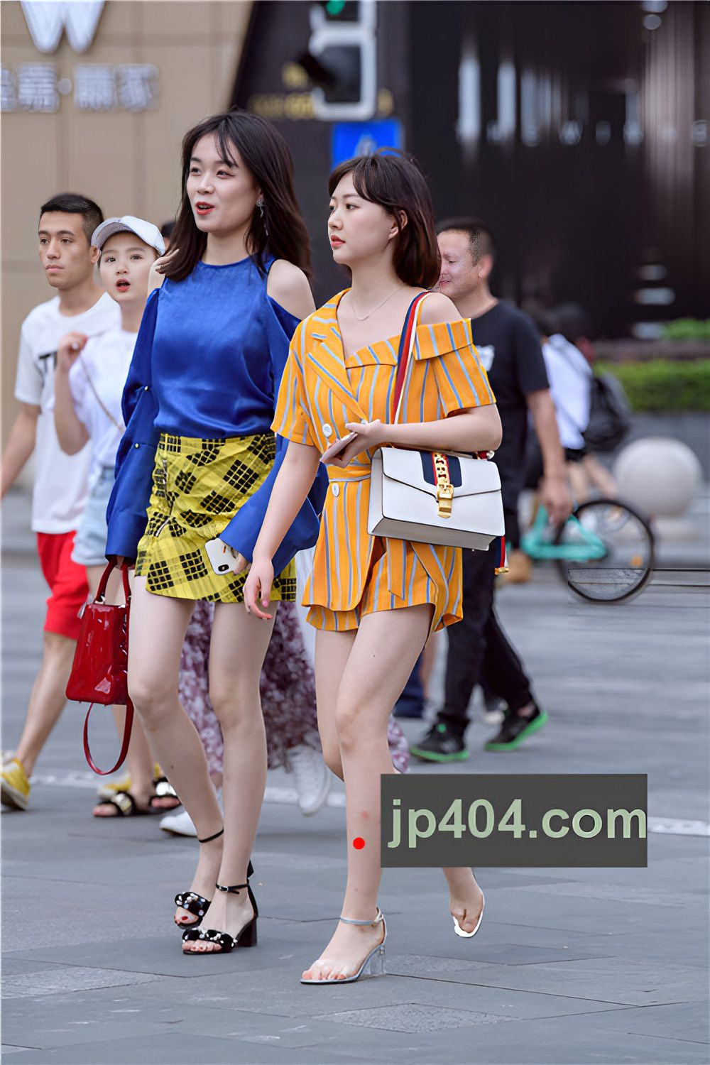 漂亮的短发美女(11P)[56M/JPG]