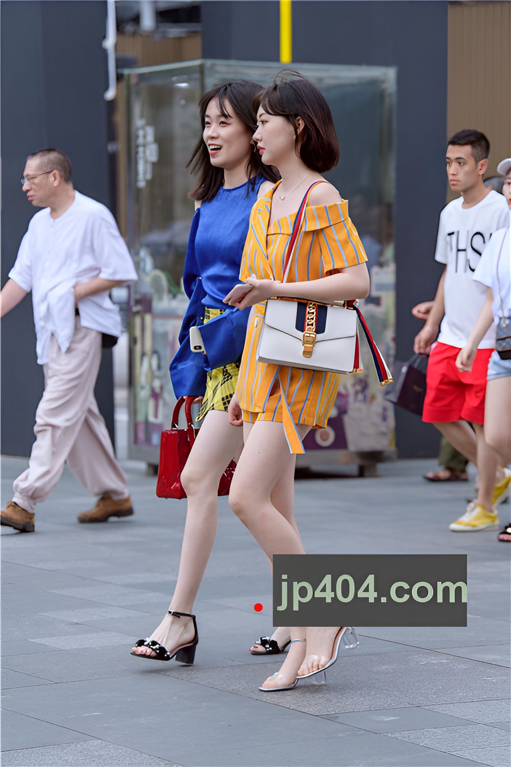 漂亮的短发美女(11P)[56M/JPG]