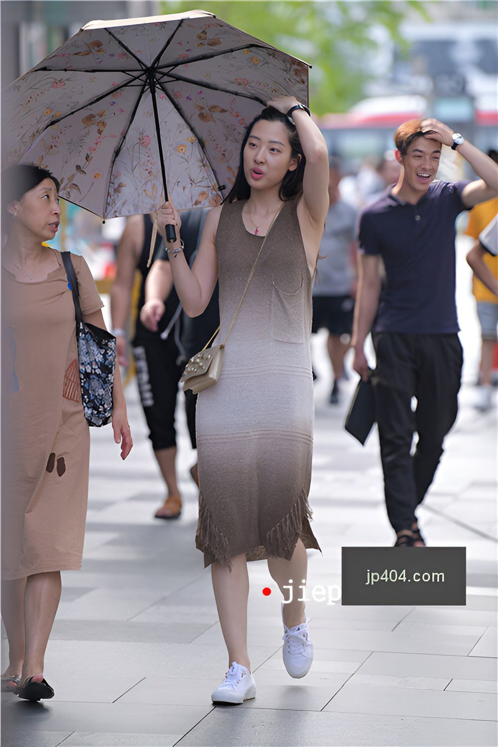 打着伞的长裙小姐姐(52P)[732M/JPG]