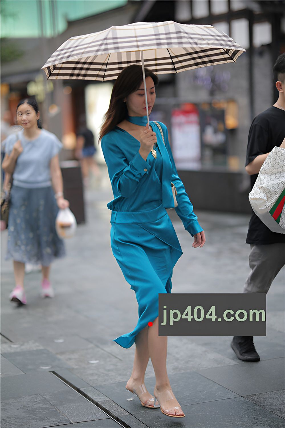 打伞的气质长裙美女(34P)[282M/JPG]