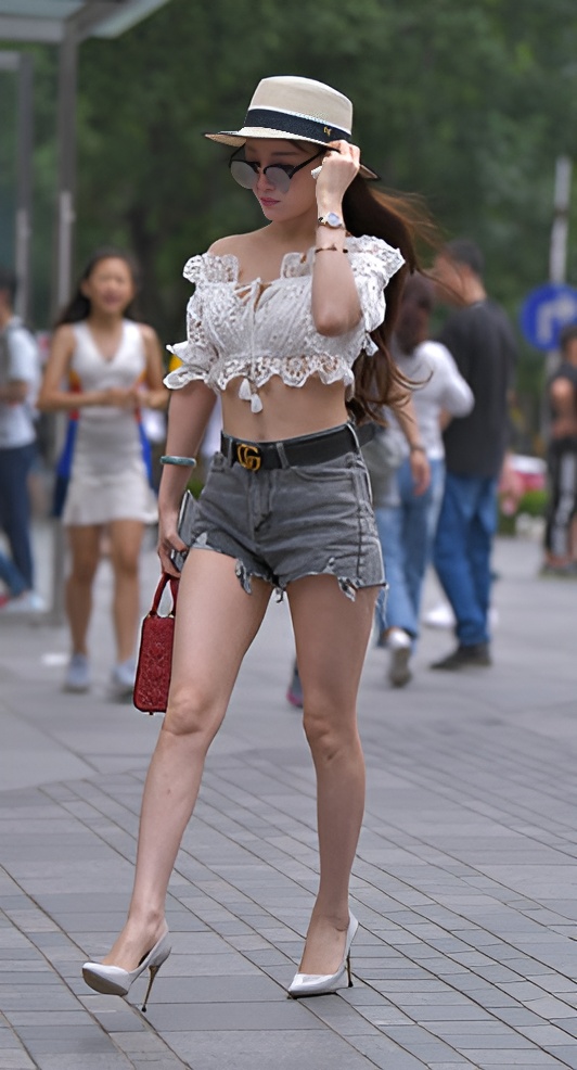 长发墨镜妹子(17P)[216M/JPG]