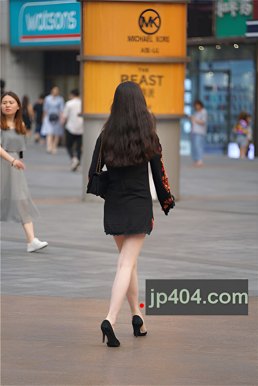 黑色连体裙妹子(14P)[133M/JPG]