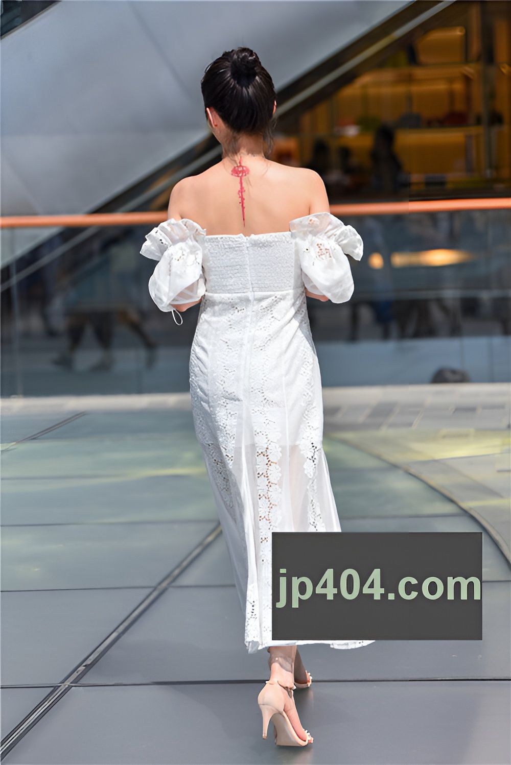 漂亮的白色长裙美女(38P)[767M/JPG]