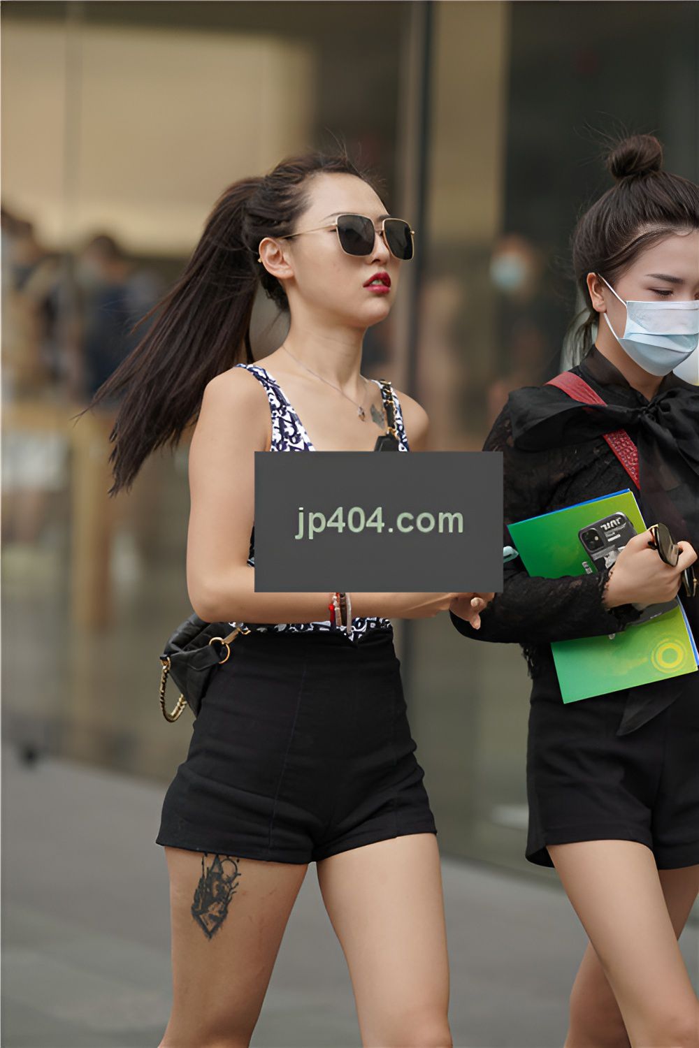 戴墨镜的女孩(69P)[805M/JPG]