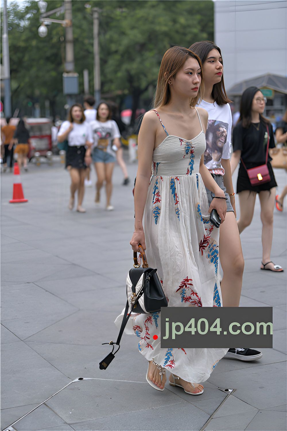 吊带长裙美女(49P)[745M/JPG]