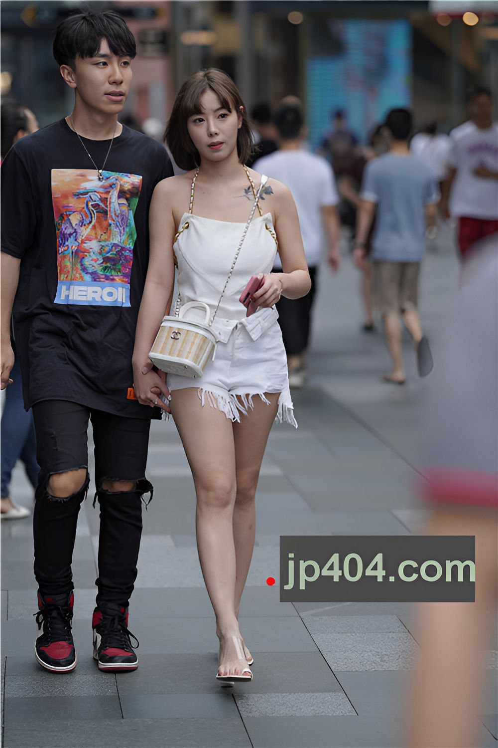 白色热裤妹子(31P)[360M/JPG]