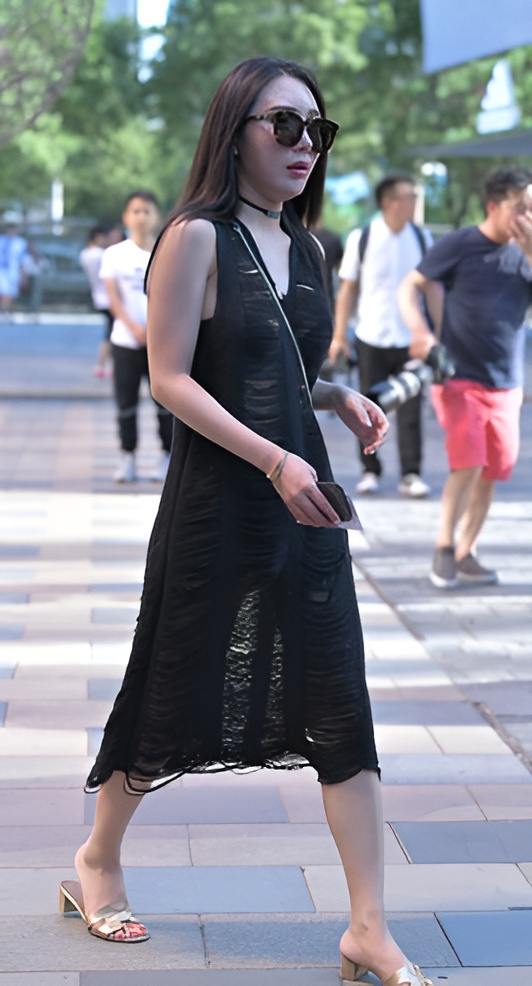 戴着墨镜的妹子(28P)[369M/JPG]