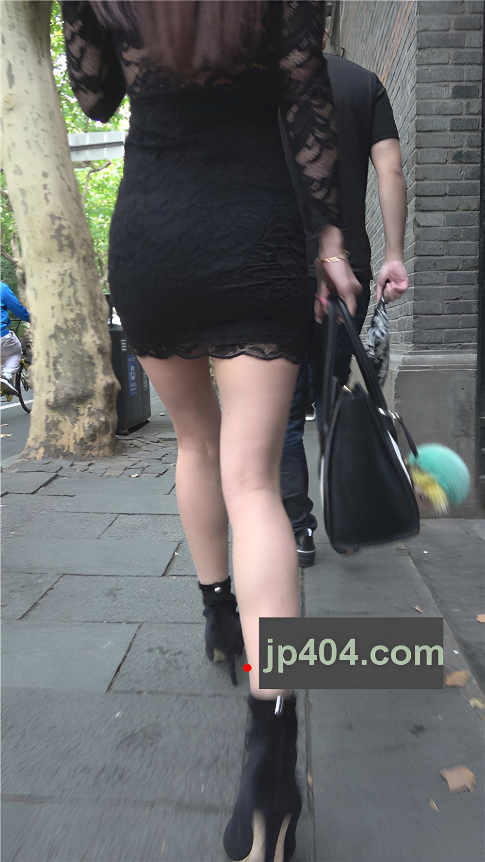 黑色紧身连体包臀裙美女[630M/MP4]