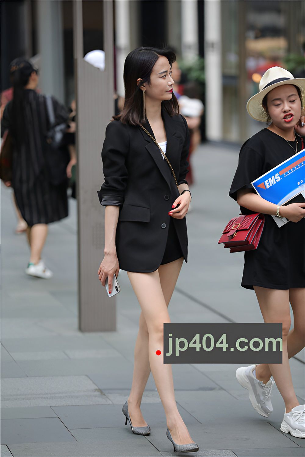 玩手机的小姐姐(18P)[128M/JPG]