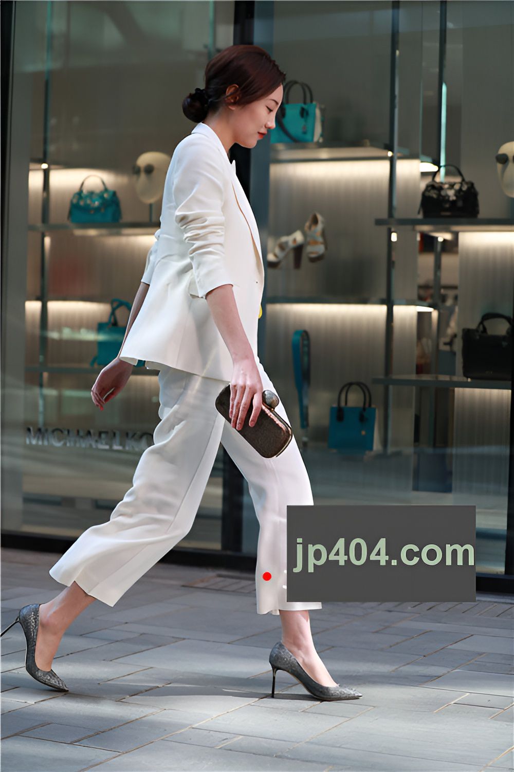 漂亮的职业休闲装美女(19P)[176M/JPG]