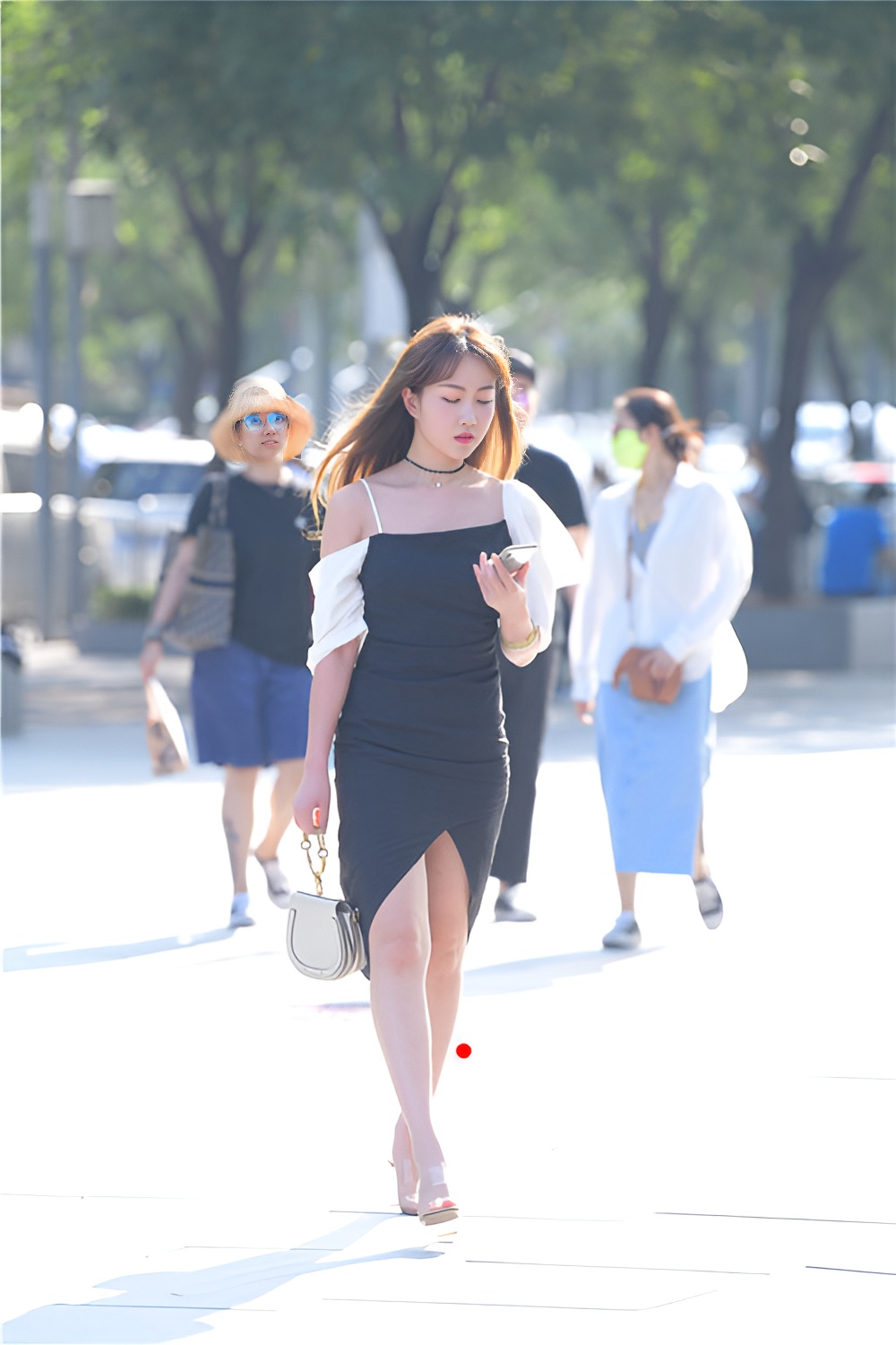 漂亮的黑色长裙美女(36P)[552M/JPG]