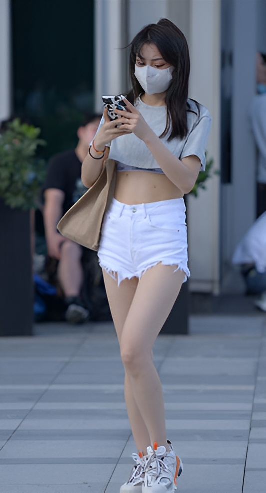 白色热裤露腰美女(27P)[143M/JPG]