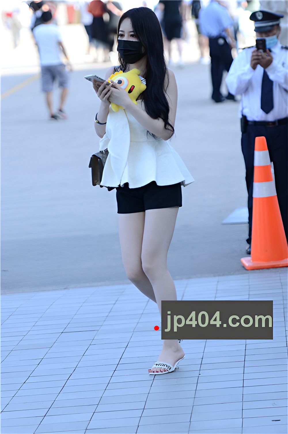 戴着黑色口罩的漂亮美女(35P)[183M/JPG]