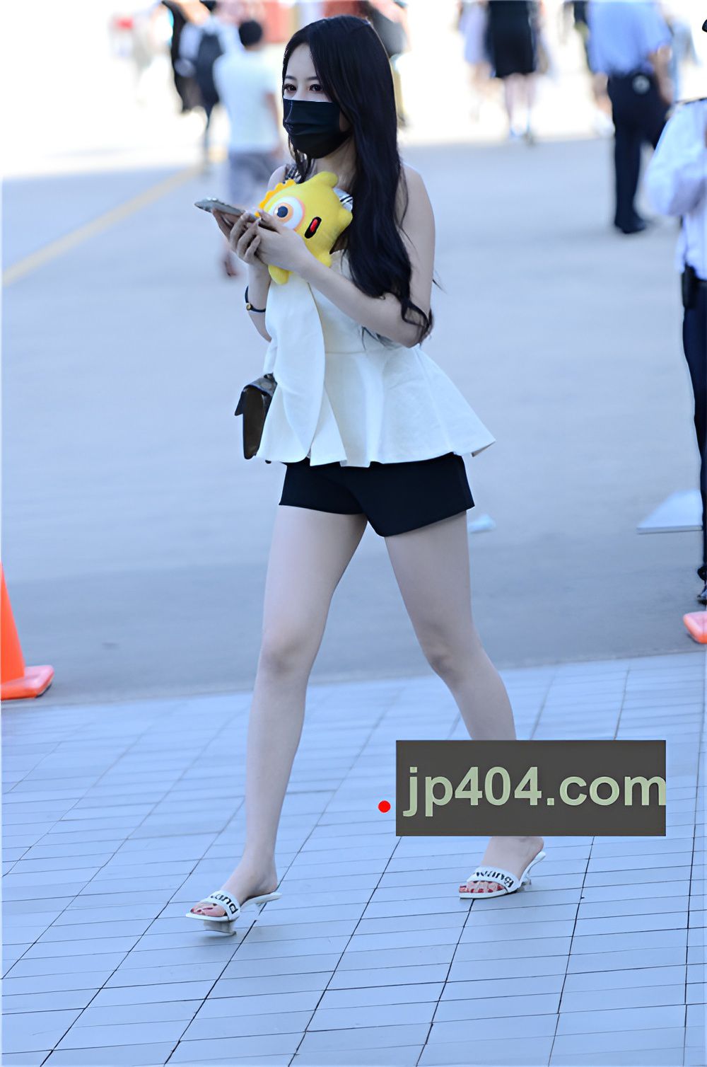 戴着黑色口罩的漂亮美女(35P)[183M/JPG]