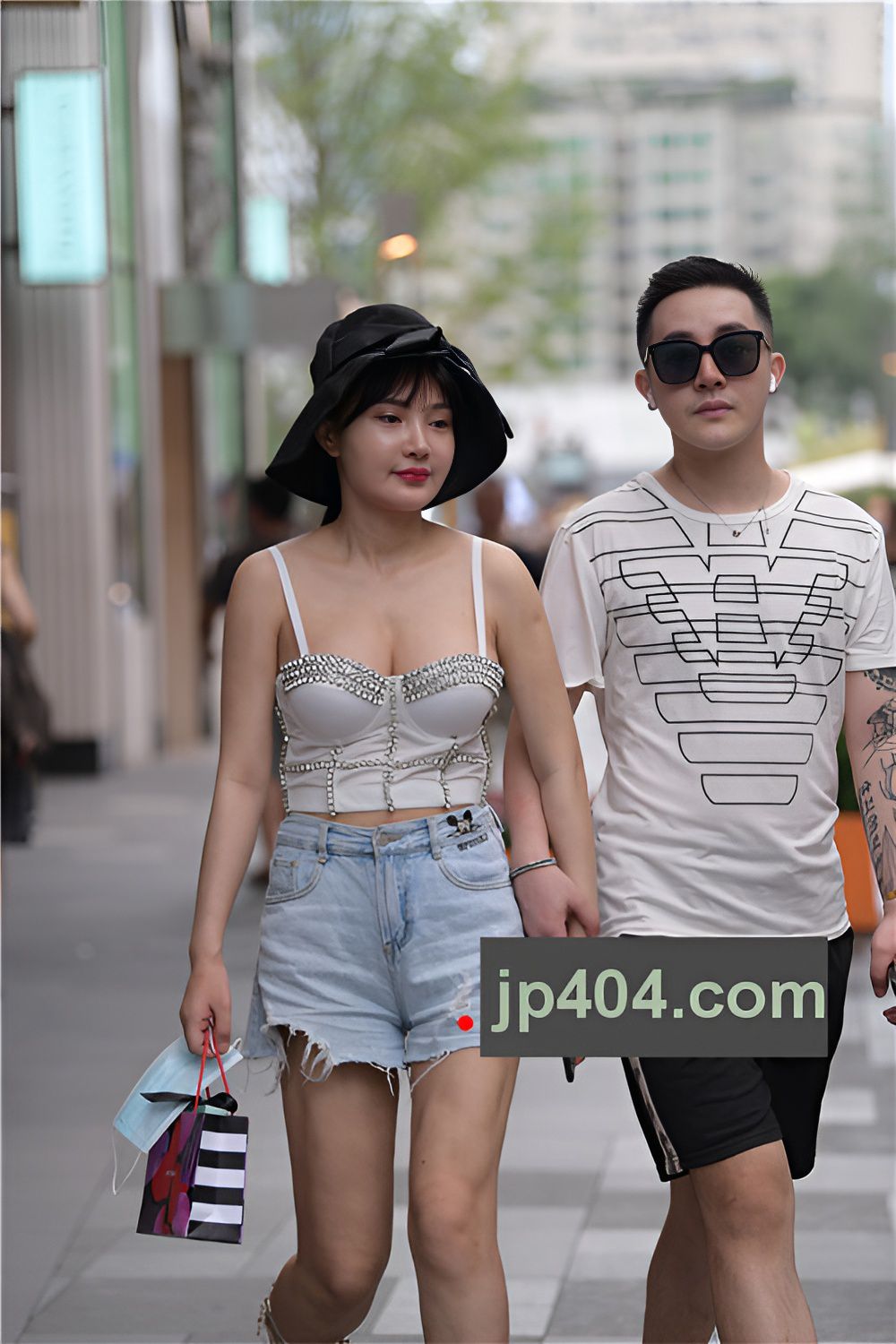 漂亮的吊带妹子(57P)[1.35G/JPG]