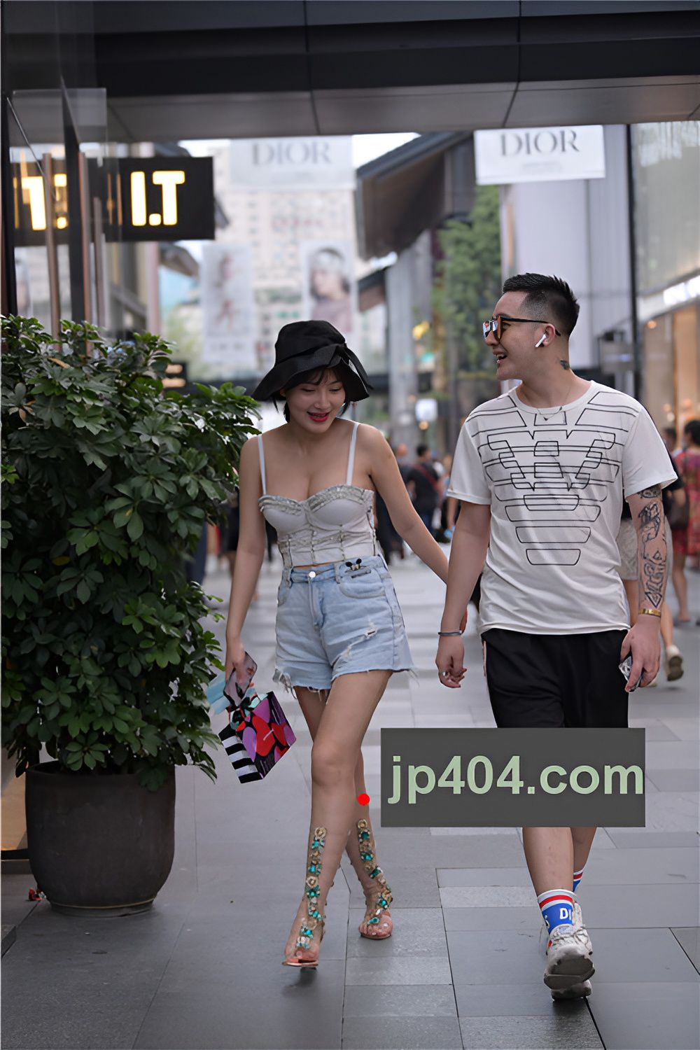 漂亮的吊带妹子(57P)[1.35G/JPG]