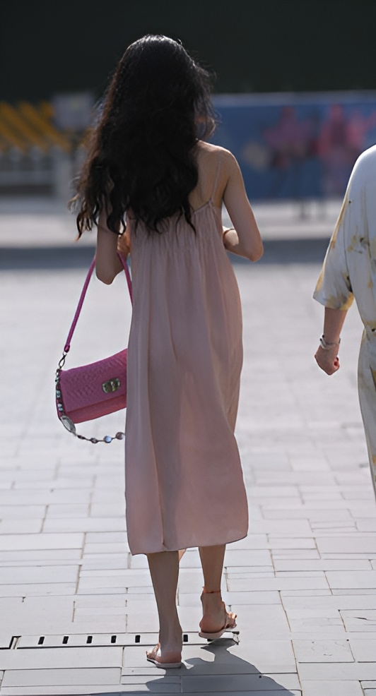 吊带长裙美女(45P)[1.08G/JPG]