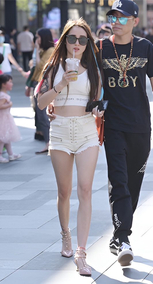 戴墨镜的漂亮小姐姐(46P)[843M/JPG]