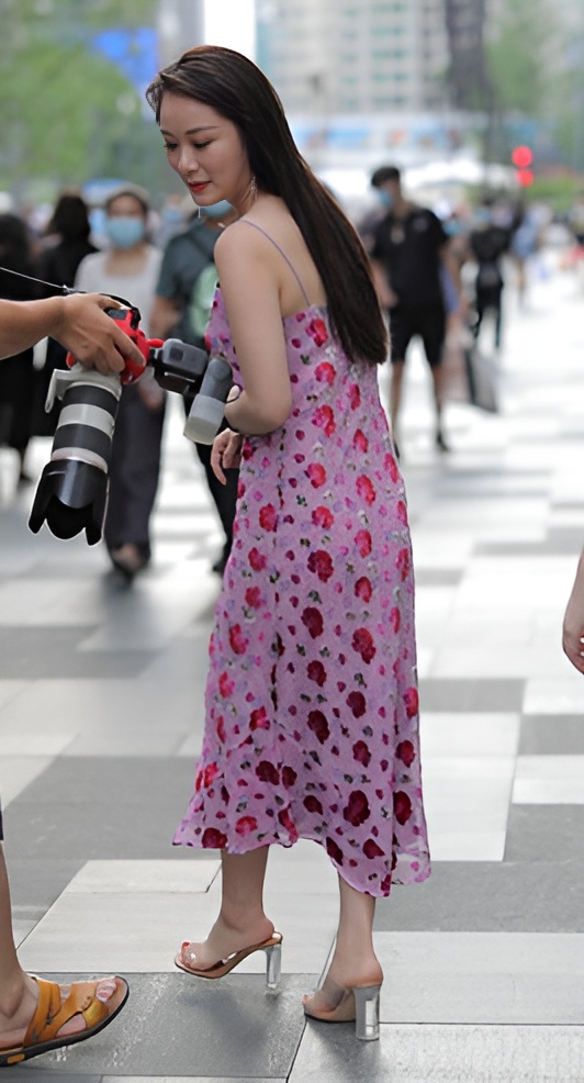 长裙吊带小姐姐(42P)[371M/JPG]