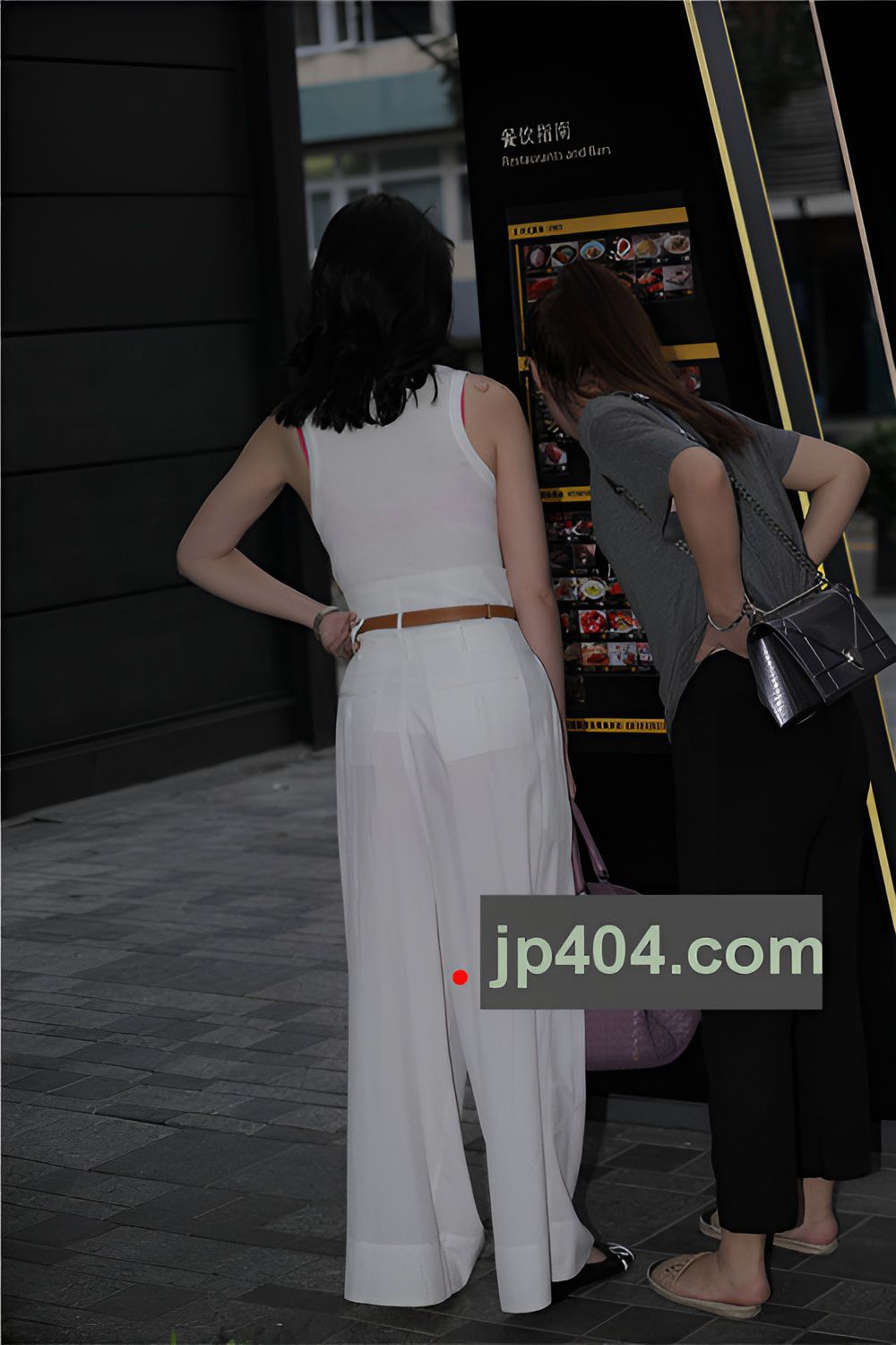 白色休闲装小姐姐(38P)[318M/JPG]