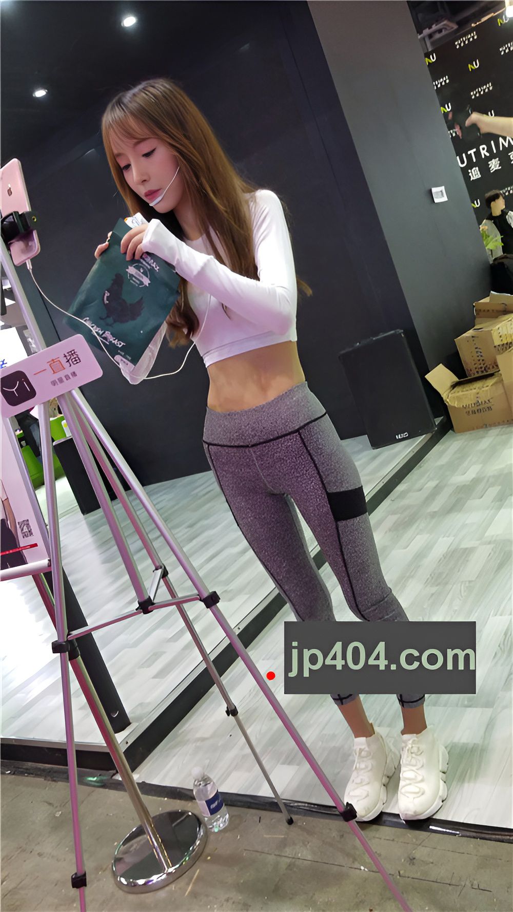 苗条的灰色紧身美女[758M/MP4]