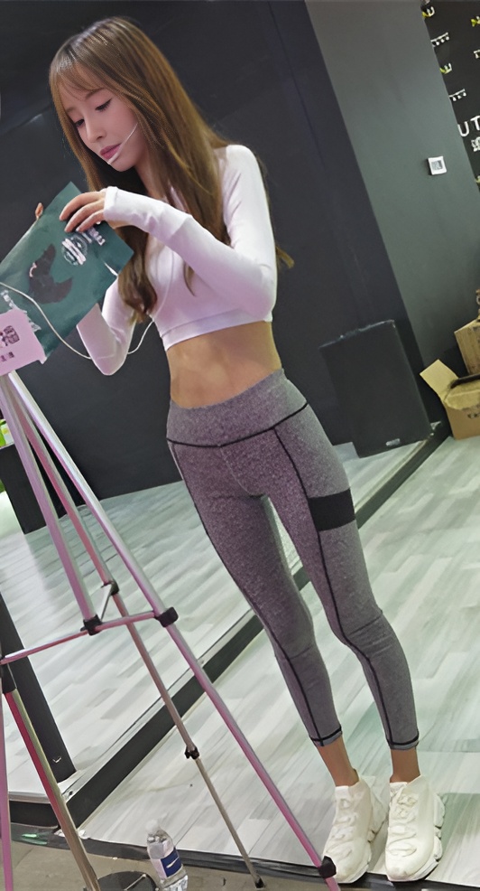 苗条的灰色紧身美女[758M/MP4]