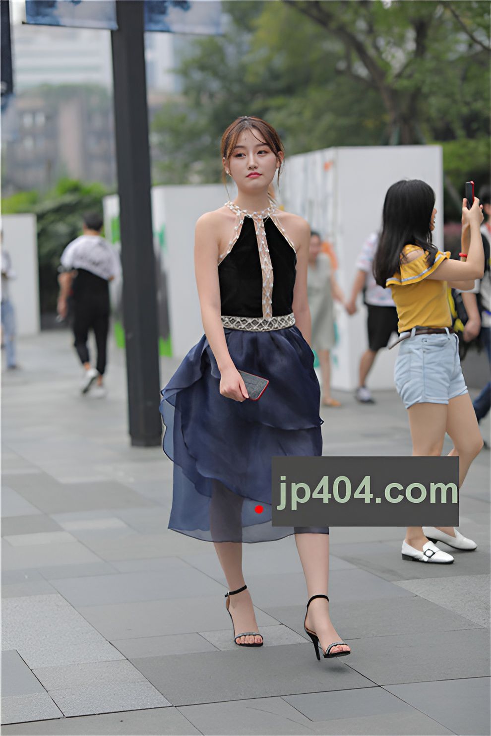 漂亮的气质美女【套图+视频】