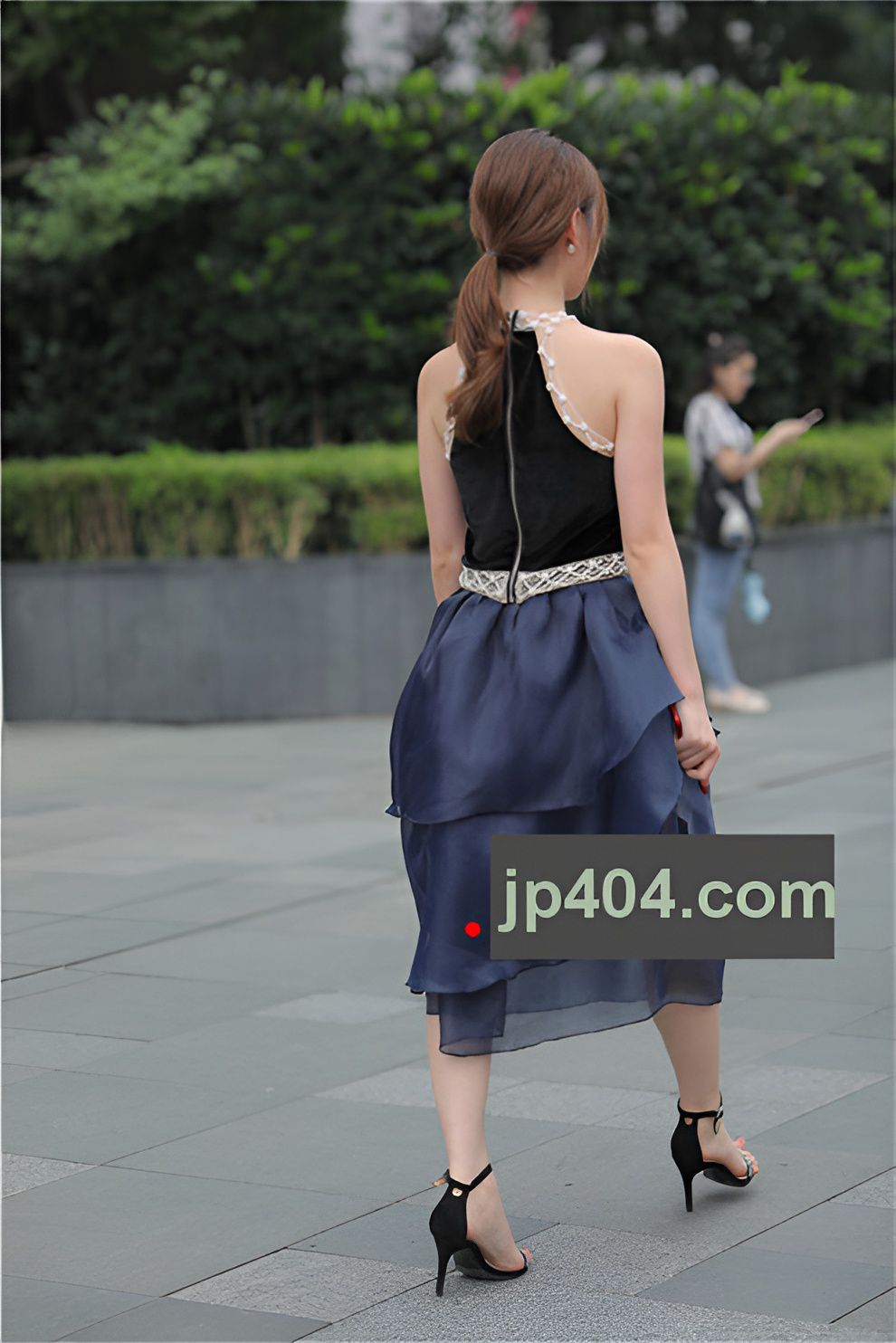 漂亮的气质美女【套图+视频】