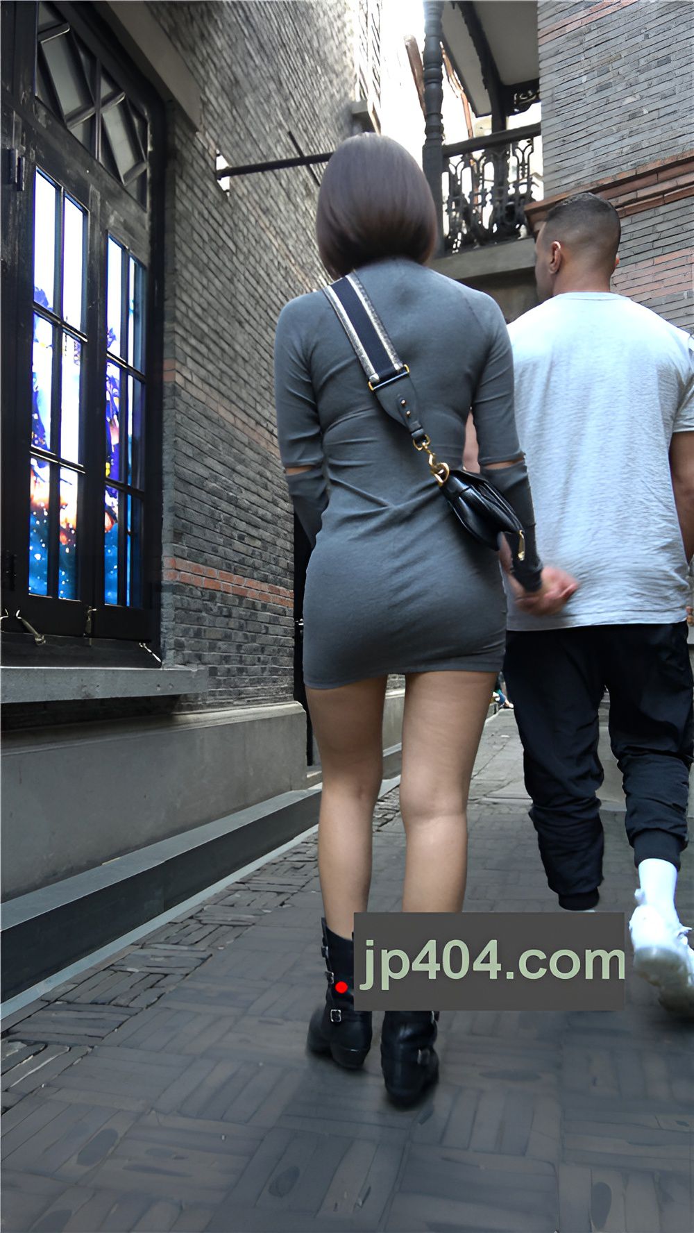 灰色连体包臀裙小姐姐[1.46G/MP4]