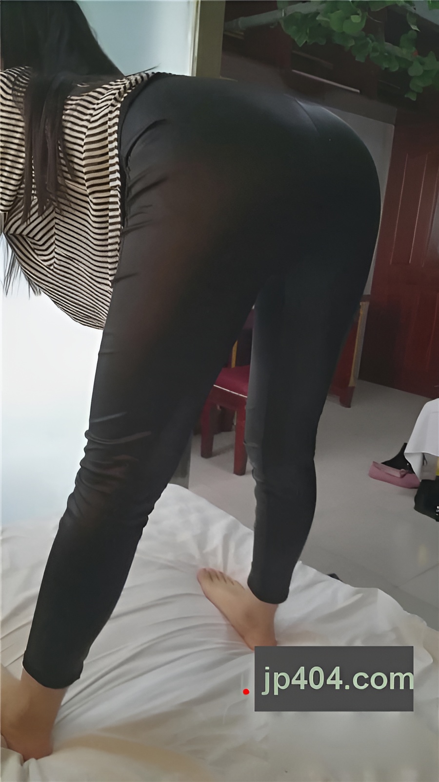 居家拍摄黑皮裤[429M/MP4]