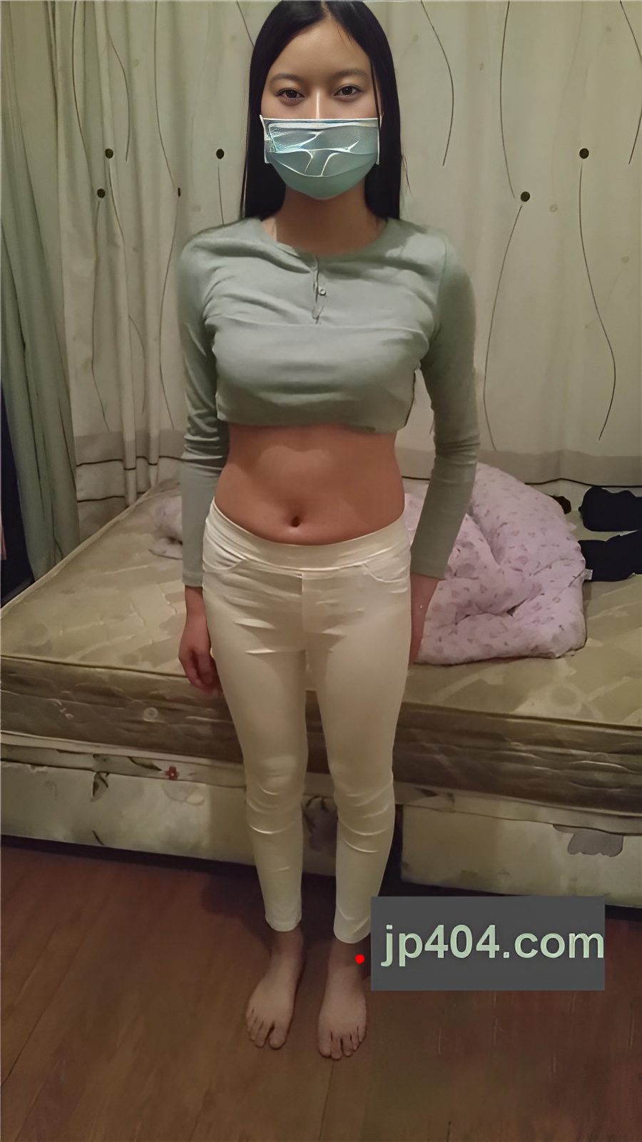 居家拍摄紧身白裤[744M/MP4]