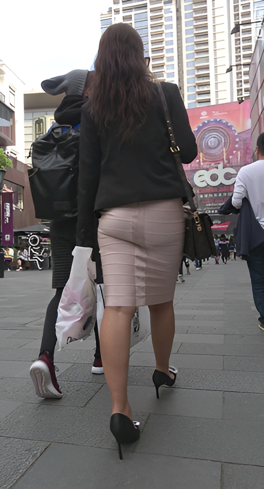 紧身包臀裙妹子[1.86G/MP4]