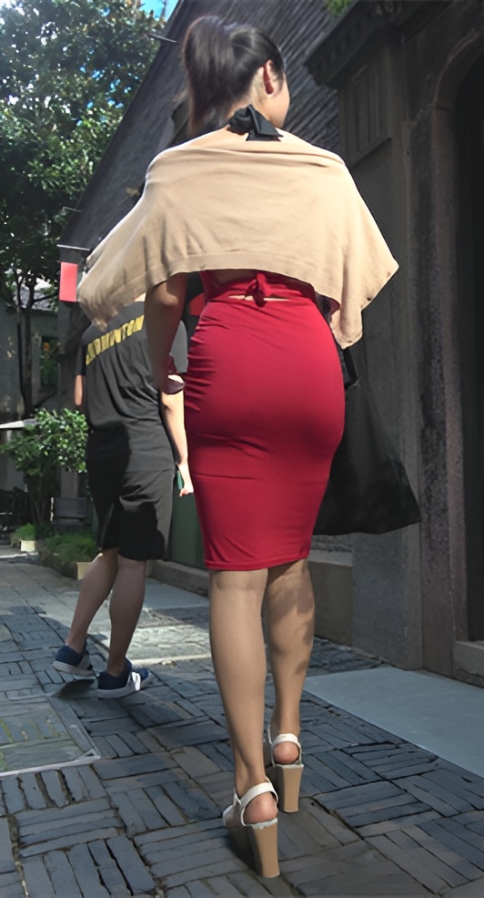 凹凸有致的红色包臀裙小姐姐[1.9G/MP4]