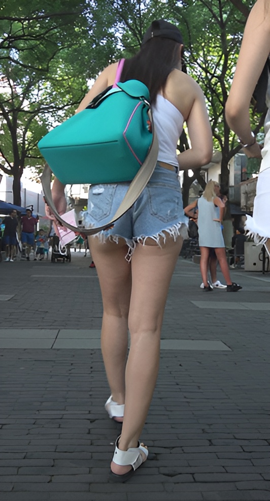 牛仔热裤月牙妹子[715M/MP4]