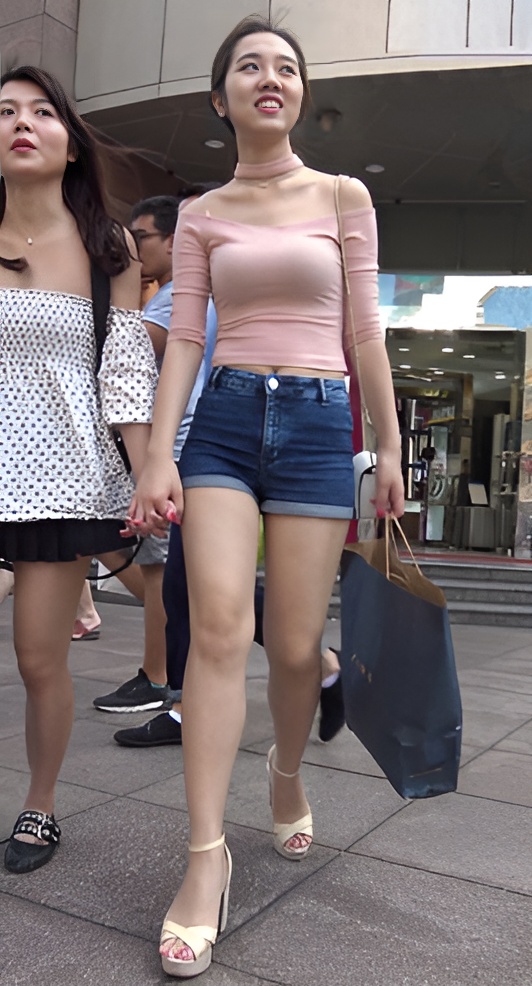 苗条的热裤牛仔小姐姐[3.23G/MP4]